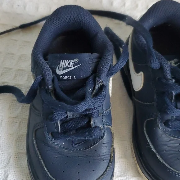 Toddler Nike sneakers size 5C - Picture 3 of 8